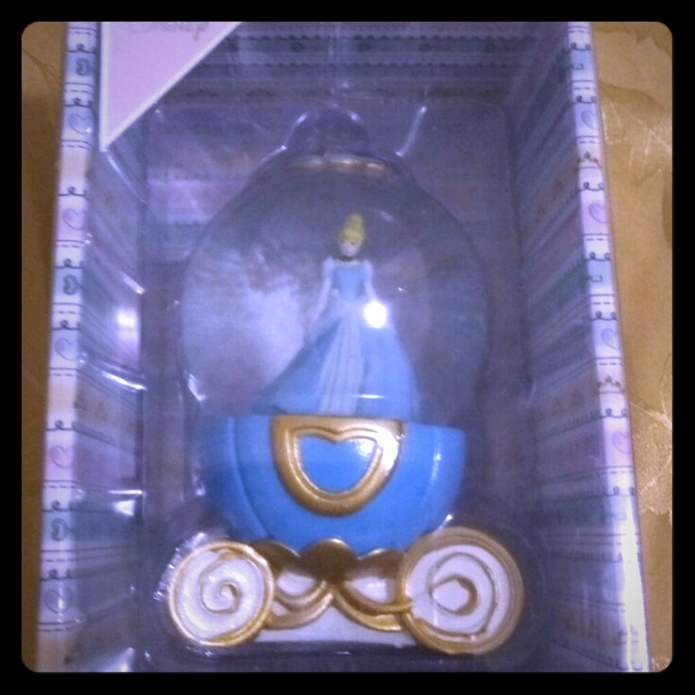 Cinderella Snow Globe ( last one) - Picture 1 of 7
